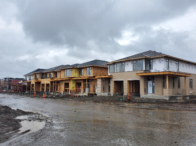 Thank you #WateridgeVillage (Canada Lands Company) for sharing this update photo! Construction continues on our homes at WV Phase 2. We couldn't be more excited to start welcoming new homeowners to the neighbourhood soon. Register for more uniformdevelopments.com/community/wate…

#OttawaNewHomes