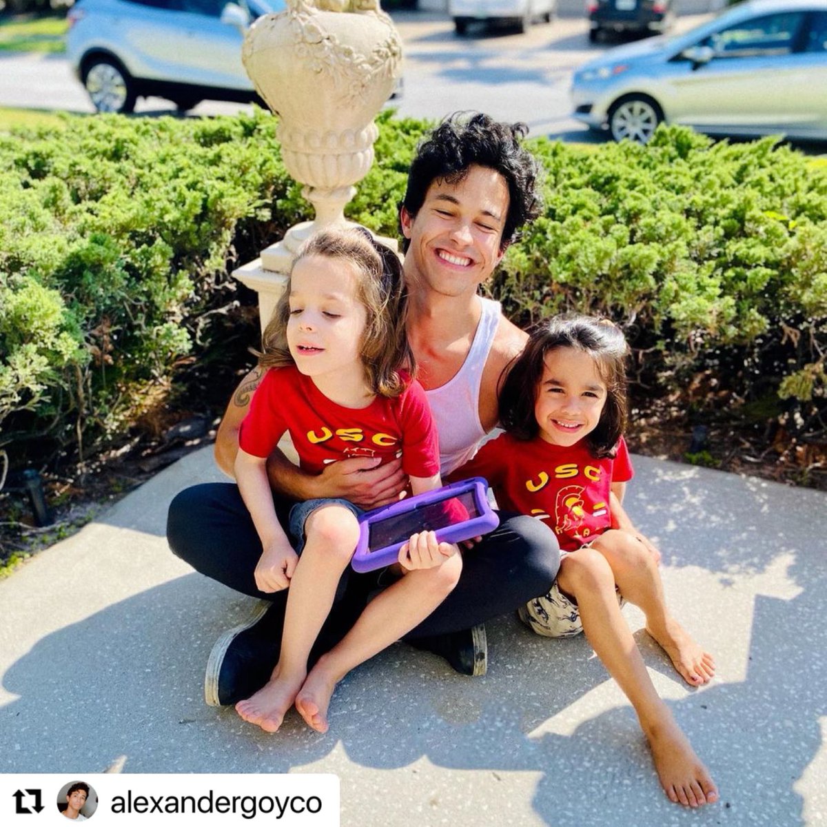 CharytinOficial's tweet photo. Los adoro ❤️ Mi gemelo @alexandergoyco (el tío ideal) y mis nietos gemelos  #Diosesbueno🙏 Repost @alexandergoyco with @make_repost
・・・
strategically placed dating app pics that you won’t admit work 🤦🏻‍♂️
+
The bond with the twins is something special though #uncleAl #tioalex. https://t.co/k0dh3J1gs1