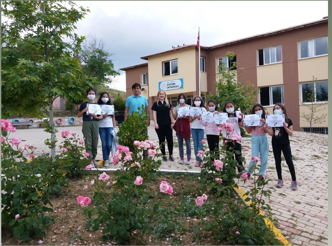 NurgulAlyat's tweet photo. Atatürk Ortaokulu'nun minikleri de projelerden beslenerek büyüyor 🧚‍♀️🧚‍♀️ tıpkı minik çam fidanlarımız gibi🌲🌲🌲3 aydır topladılar, tasarlayıp tanıttılar ve sertifikalar hakedildi🌺
#tretwinning https://t.co/mNUdYhfPnl