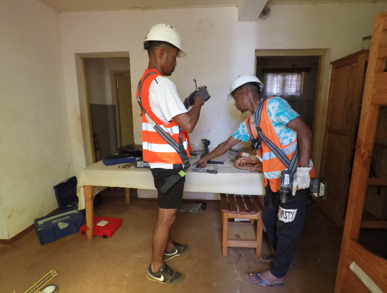 ManentenaF's tweet photo. #MORARANO
Après des premières mésaventures rocambolesques, notre équipe d’#ingénieurs a pu se mettre rapidement au travail ! 👷🏽

Vous voulez connaître la suite des aventures de maintenance de nos installations ? 
Rendez-vous ici :
https://t.co/rwq88GWgIe

#Électricité #Madagascar https://t.co/HYown0CIqG