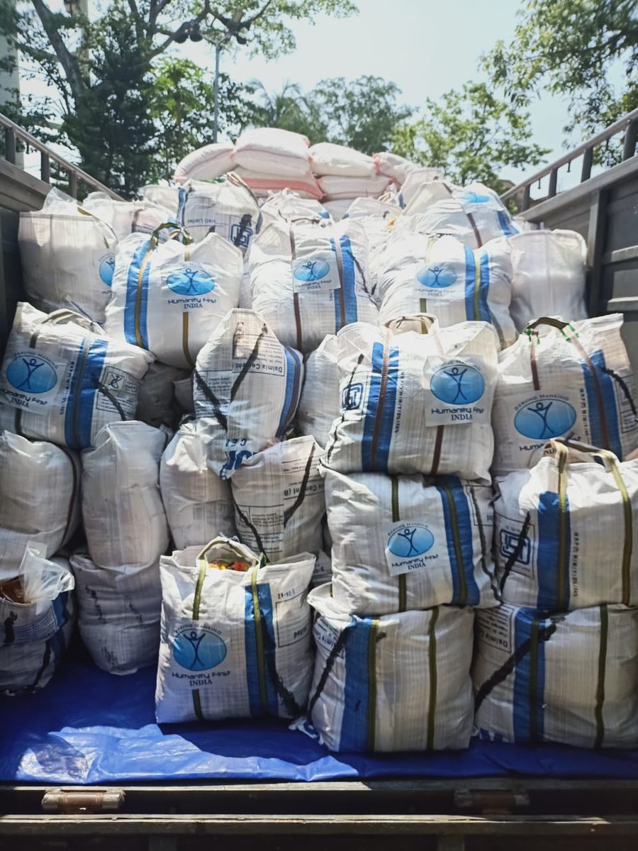 HumanityFirstIN's tweet photo. #HumanityFirst #India ration kits distribution to needy people during the pandemic Corona and after the #yasscyclone  in #SORO,#Odisha today .
Dr. Ashok Kumar Das Tahsildar &amp; Executive Magistrate inaugurated the Distribution program.
#Islam #Ahmadiyya #IndiaFightsCorona https://t.co/Ofdp9fvNuc