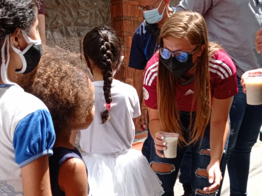 prospericarlos's tweet photo. Seguimos trabajando por el crecimiento y desarrollo de nuestros niños, trabajando por la #ProsperidAD de Caracas.
Hoy @Daniela_APR y Daniela Rodríguez junto a la @JAD_CARACAS y miembros de @ademocraticaccs llevaron el Vaso de Avena para nutrir al futuro del país. 
#VamosCaracas https://t.co/3z22oQCoWP