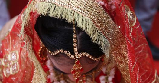 Corriere's tweet photo. India, la sposa muore durante le nozze: la famiglia  la rimpiazza  con la sorella  minore https://t.co/xjkaXPVhJm https://t.co/4SN8MeA86E
