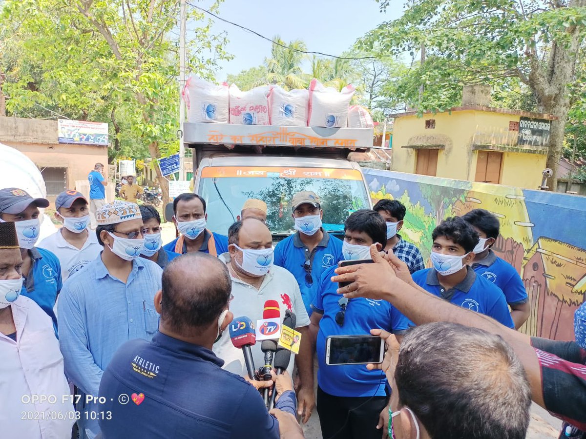 HumanityFirstIN's tweet photo. #HumanityFirst #India ration kits distribution to needy people during the pandemic Corona and after the #yasscyclone  in #SORO,#Odisha today .
Dr. Ashok Kumar Das Tahsildar &amp; Executive Magistrate inaugurated the Distribution program.
#Islam #Ahmadiyya #IndiaFightsCorona https://t.co/yweTlhBLtz