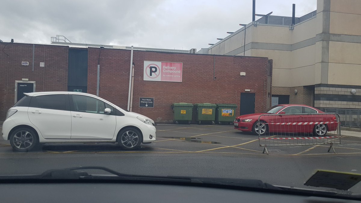 _BadParking_'s tweet photo. Two idiots blocking the delivery compound. https://t.co/f0RIeks2JU