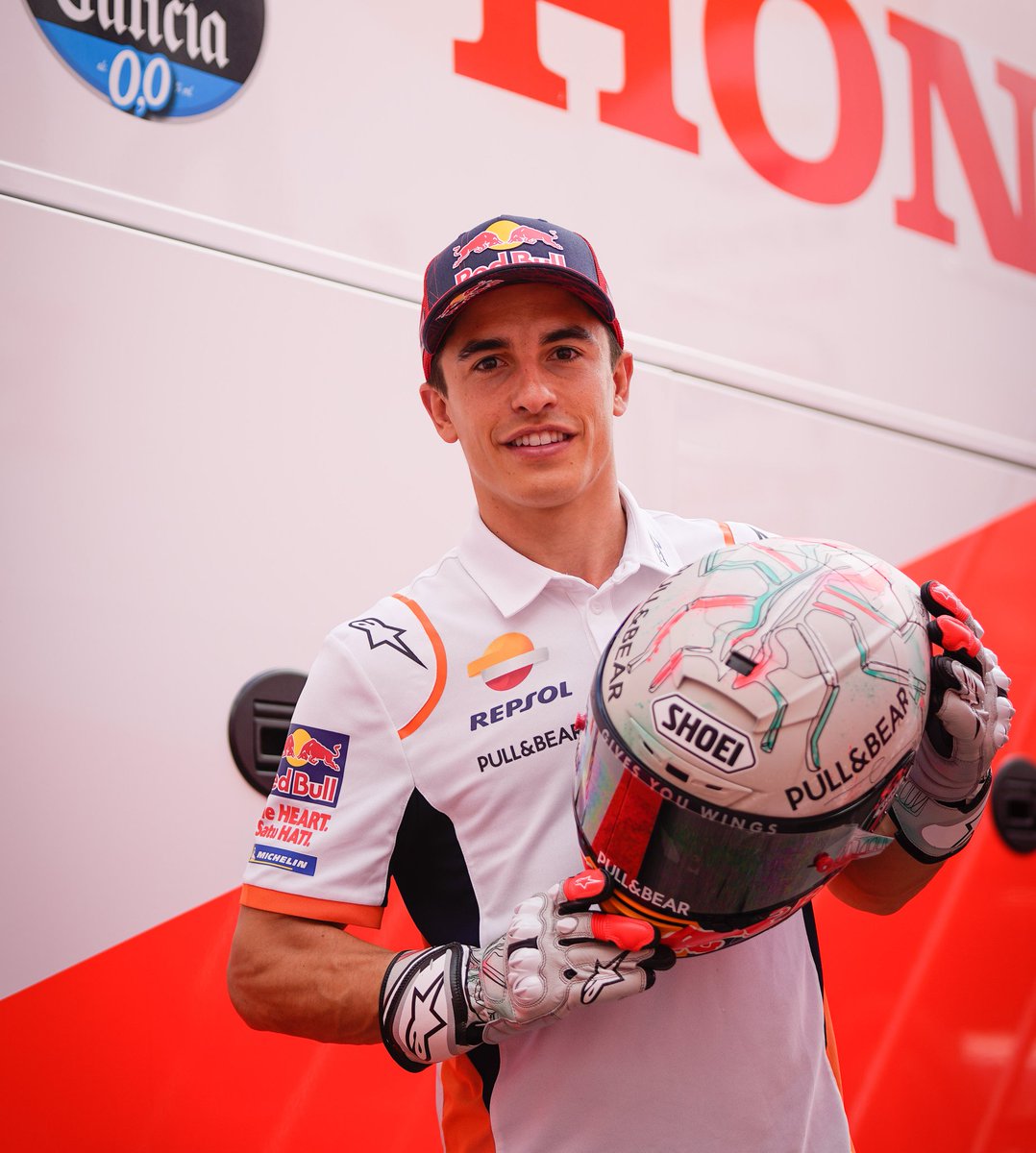 marcmarquez93's tweet photo. Muy contento de que vuelva la afición a las gradas! Volveremos a pilotar con el casco especial 'Signature helmet' en Montmeló! 😃
Very happy to see the fans again in the tribunes! I'll ride again with this special 'Signature helmet' in Montmelo! 
#CatalanGP https://t.co/VEo8GgIHsS