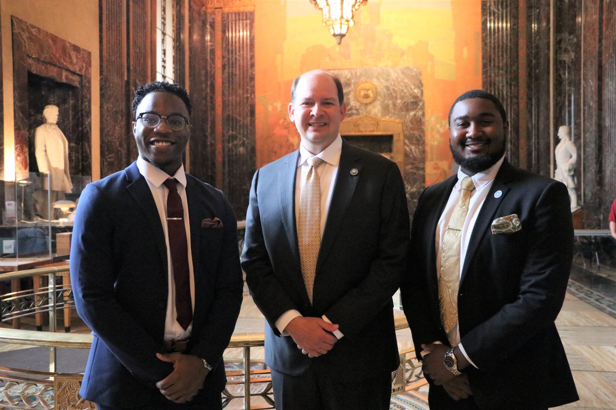 LA_Regents's tweet photo. As a former Board of Regents Student Member, Senator Mike Reese spoke with incoming student member Cameron Jackson, SGA President at @Grambling1901 and outgoing member Chandler Vidrine, past SGA President at @SouthernU_BR.
#LaProspers #lalege https://t.co/KwwcnlDzxl
