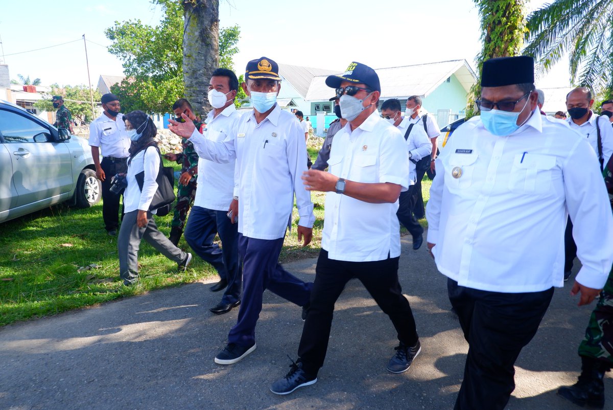 PoltekKPPrm's tweet photo. Sukses..Kunker Menteri KP ke Supm /Politeknik.KP Pariaman.Bpk Sakti WT meninjau Sarana Tefa Pengolahan,Permesinan kapal,Perikanan Tangkap dan Tefa Budiaya air tawar dan payau.Serta Tebar benur udang di tambak udang melinial.@saktitrenggono @supmpariaman @anileilani @Pusdik_KP https://t.co/gsml6ptWSr