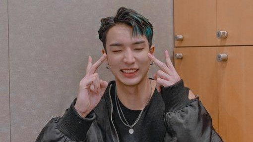 BERRYJHYUN's tweet photo. au wooyu

wooseok tiene un crush secreto en la universidad, pero con la persona equivocada.
Un día por error le manda un nudes a su compañero yuto quién está en pareja con hyunggu, yuto al ver ese mensaje empieza a interesarse por esa persona que detesta...
¿qué podría salir mal? https://t.co/bGH93tV5So