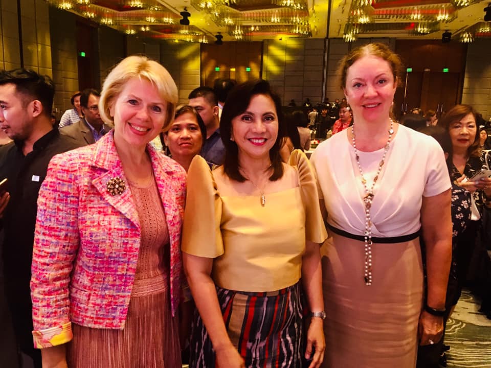 WomenInfluence_'s tweet photo. ❤️The principles of the philosophy of female infuence😀
🚀Principle 1🔥
Levels of infuence are not equivalent to place in social hierarchies.

"The defnition of social infuence is being held captive by social hierarchies. Individuals at the top of the… https://t.co/UHEgc6jcAw https://t.co/PoLYum66Lb