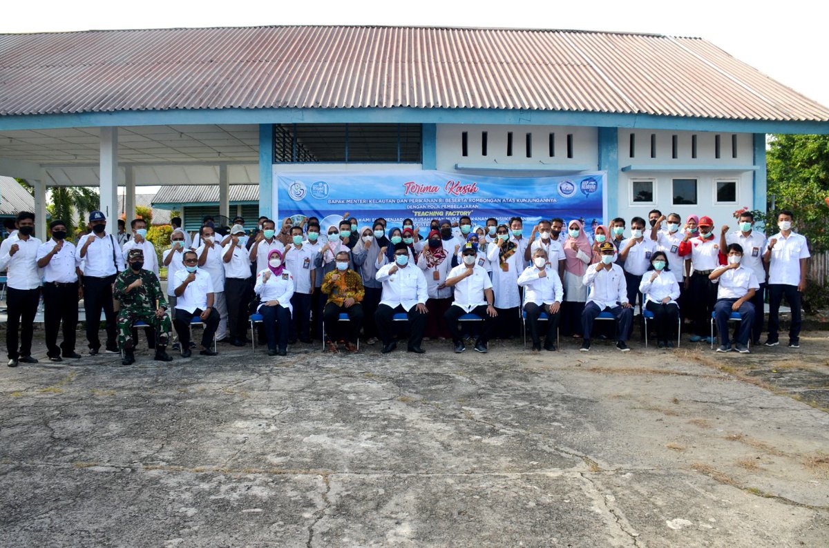 Meriah, Kunjugan Menteri KP ke Politeknik KP Pariaman di tutup dengan Tebar benur Udang Vanamei pada Tefa pembesaran udang dan  foto bersama dengan pegawai @PoltekKPPrms <a href="/kkpgoid/">KKP RI</a> @