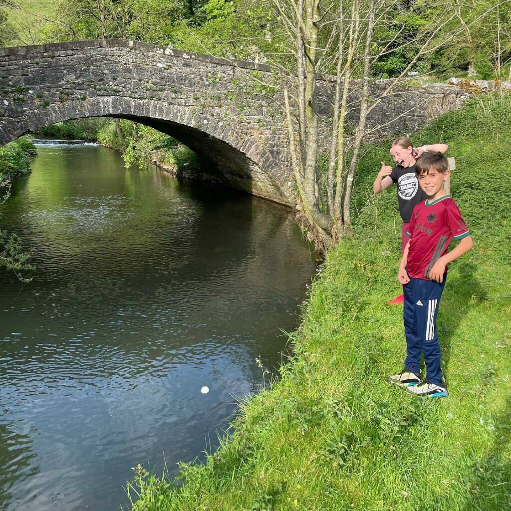 MatthewPegge's tweet photo. Joys of cricket 🏏 by the river #whoopsi #sixandout https://t.co/KxaooAL3Au https://t.co/zFWRTL9pva