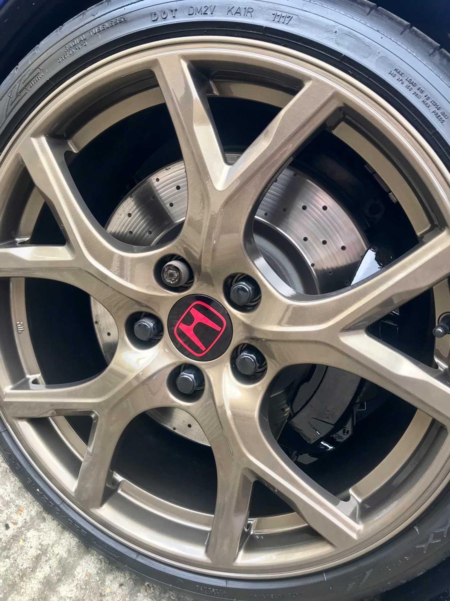 Dchapman88's tweet photo. Wheels refurb'd and powder coated. So happy with the colour choice, nice and dark in the shade but such a beautiful bronze with metallic in the sunshine. 

Centre caps defo have to be changed now!  
Not sure to what though...

#honda #civic #typer #FK2R #modifiedcars https://t.co/3t3A4NtaHu