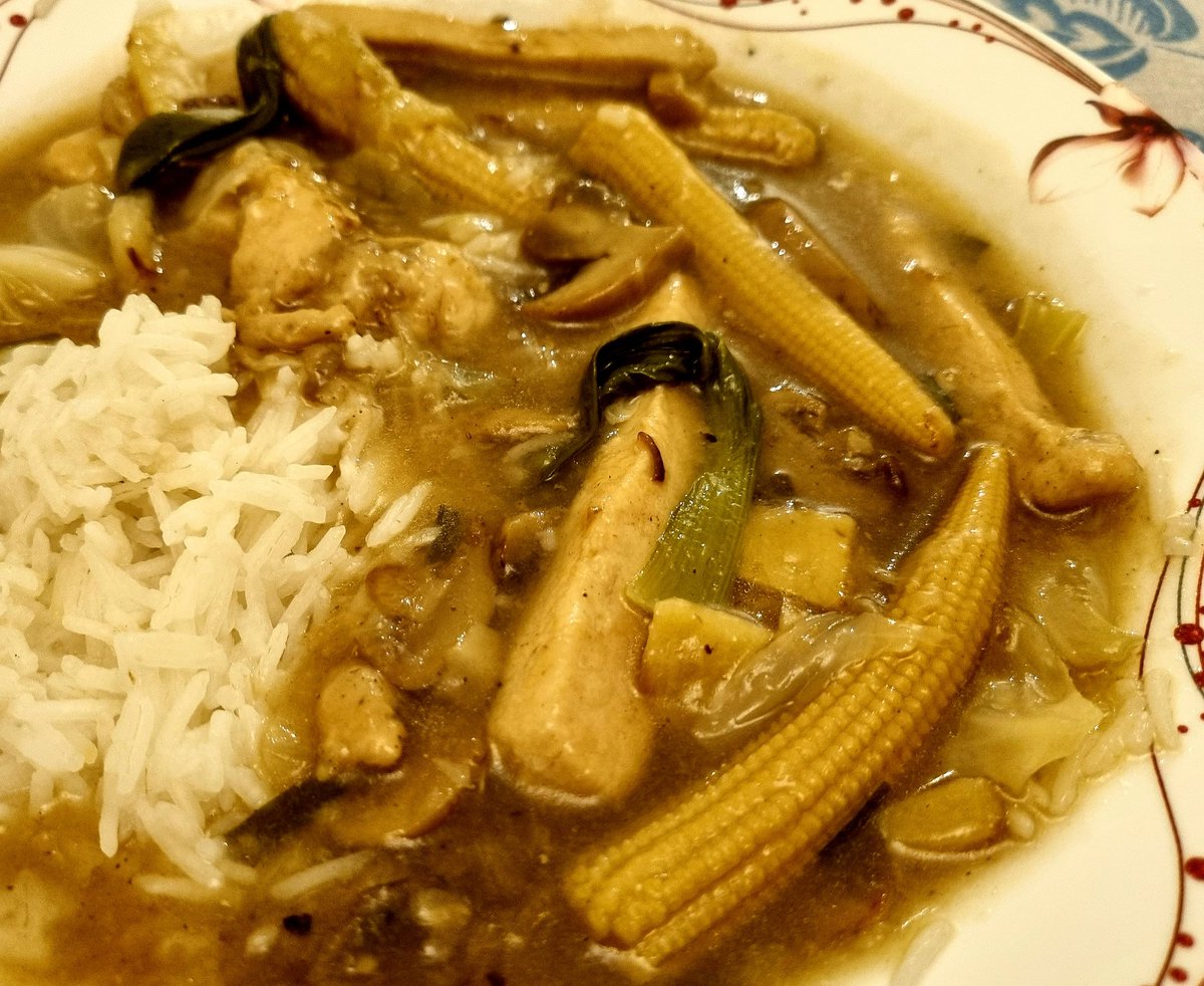HumairaWajahat's tweet photo. Cooked Chinese claypot chicken with pokchoy today. Had it with 2 tbsp rice, trying to cut down on carbs. #Trials in #Life #AvoidCarbs #Cooking https://t.co/tbqKI7c7Af