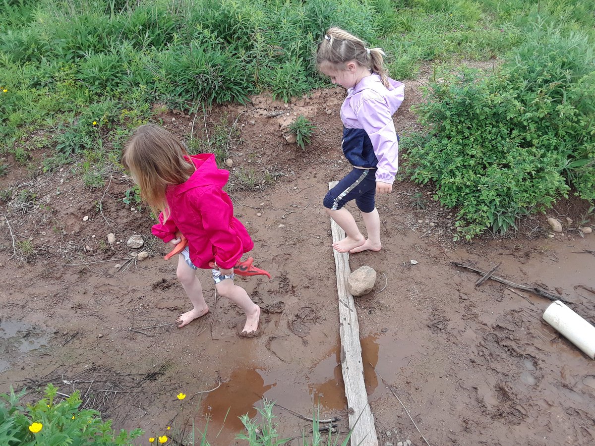 LohnesFreeman's tweet photo. Books and stories in the great outdoors..and describing how mud feels as it squishes beyween your toes.
Slimy
Squishy
Soft
AWESOME
#nspreprimary 
@champlain_elem 
#wildatheart https://t.co/ftPAnf86at