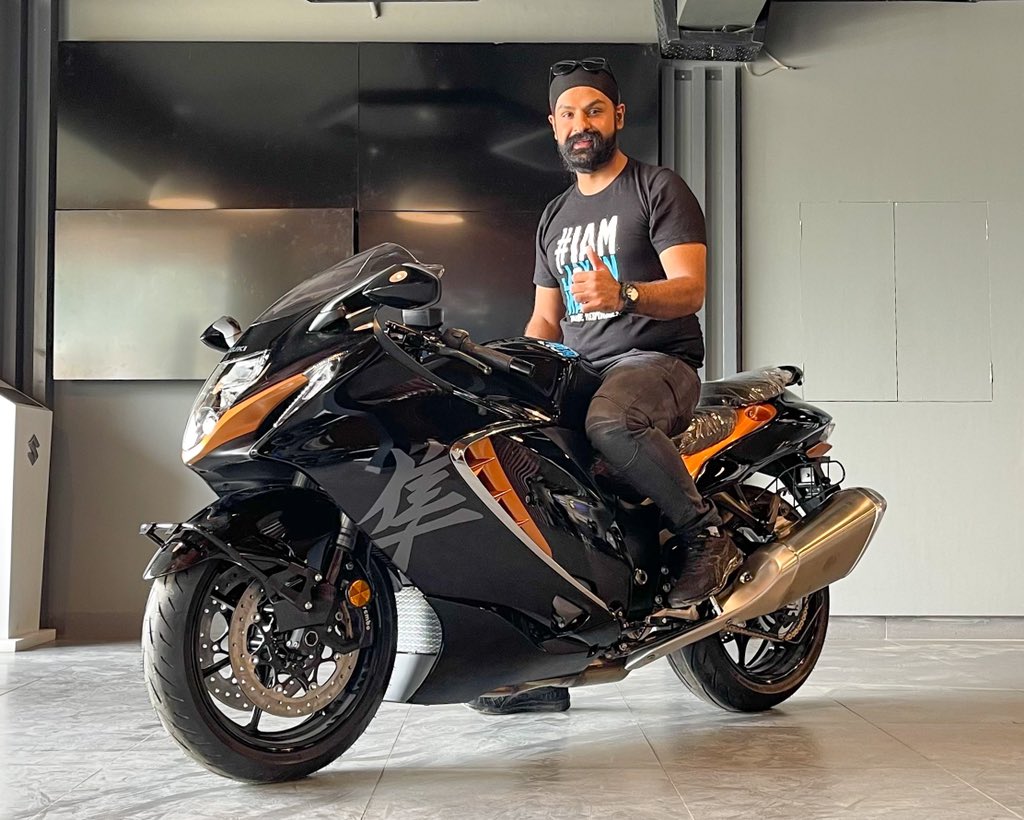 Black or White? What’s your take on the all new #suzuki #hayabusa2021