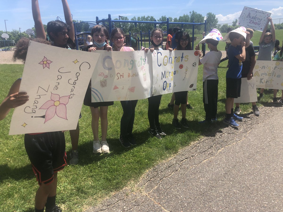 KLArtwithMsH's tweet photo. #SeniorWalk #WeAreWayzata https://t.co/BPwPH4zhbA