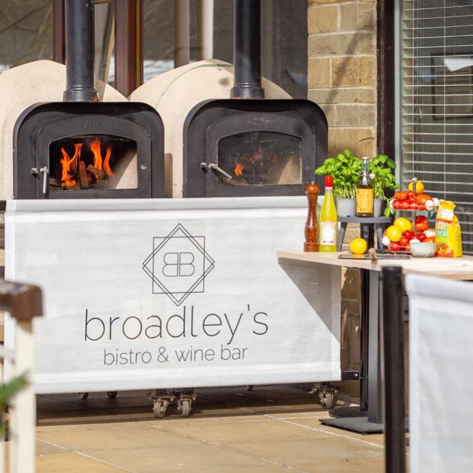Sundays from 5pm throughout the summer come down and join us for oak fired pizza 🍕 starting this week! Book your table now via our website☀️
#broadleys #broadleysbistro #pizza #oakfiredpizza #alfresco #alfrescodining #sunnysunday #weekend #winddownsunday #sundayevening