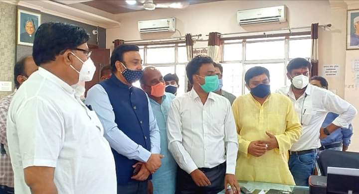 DNMishraBJP's tweet photo. माo राज्य सभा सांसद एवं मुरादाबाद लोकसभा 6 प्रभारी आदरणीय @syedzafarBJPजी के साथ आज मुरादाबाद #एकीकृत_कोविड_कमांड_एण्ड_कंट्रोल_सेंटर का निरीक्षण किया ll
#IntegratedCovidCommandControlCentor
#icccc #IndiaFightCorona #bjpwestupcares @BJP4UP @upwestbjp
#dnmishrabjp https://t.co/5Uhlnb3D5J