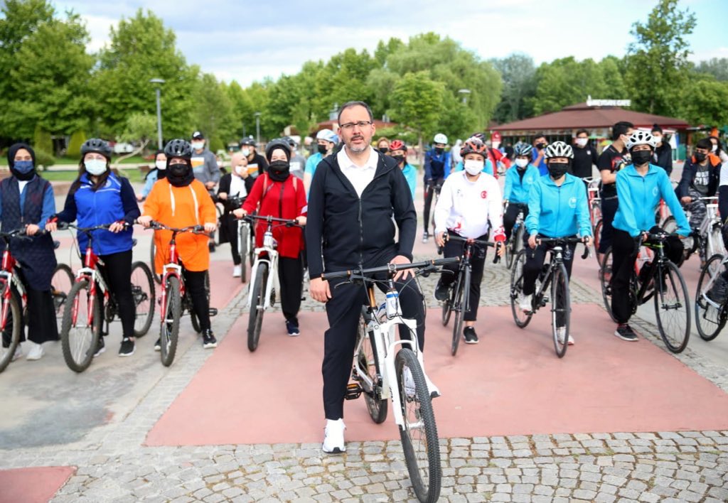 Bisiklet seferberliğimiz kapsamındaki hediyelerimize #DünyaBisikletGünü vesilesiyle devam ediyoruz.

#BenimBisikletim etiketiyle yorum yazan 100 arkadaşıma bisiklet hediye ediyorum.🚴🏻‍♀️🚴🏼‍♂️