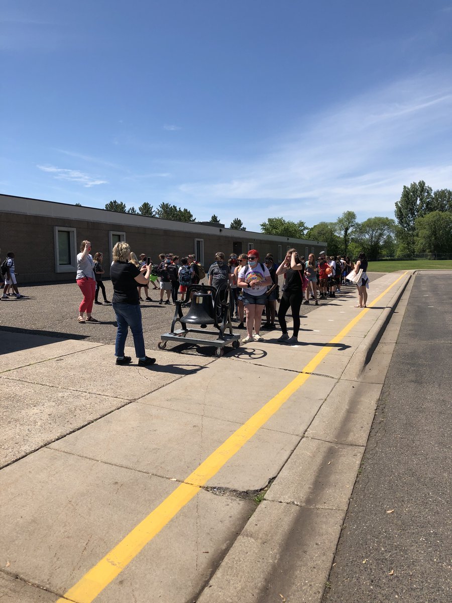 PWEmagic's tweet photo. Annual tradition for Pinewood 5th graders and ringing the bell on the last day of school!  
#pwemagic    #montimagic https://t.co/L9DK1sPuOT