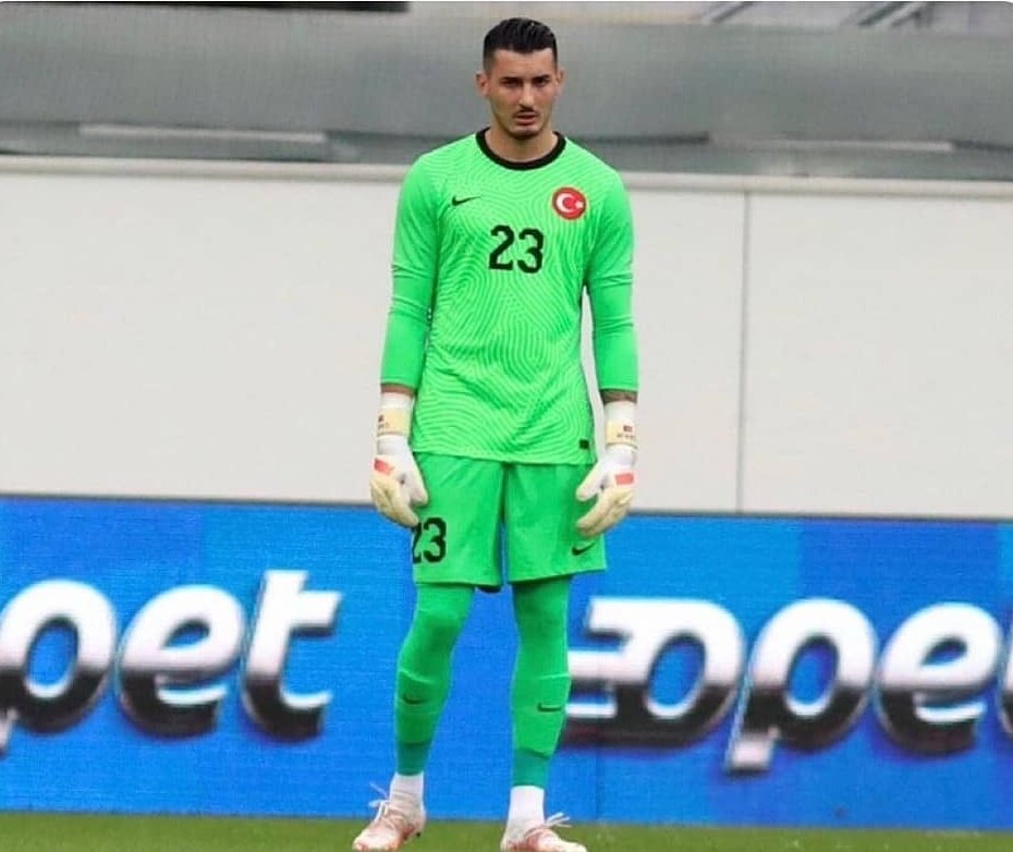 Hem tutuyor hem attırıyor
UĞURCAN ÇAKIR #BizimÇocuklar