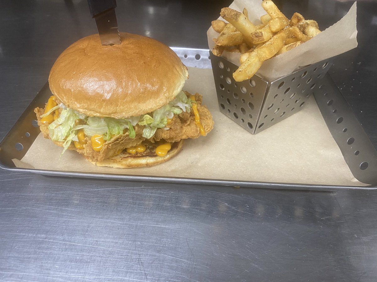 EricEstrada713's tweet image. Had to jump on this 🐔 Sandwich thread 😉 our 🌶s New Chicken Sandwich is the #BombDiggity #ChilisLove #SecretSauce 
#🤤🍴