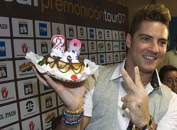 anamari_db's tweet photo. 2007 - @davidbisbal sopló las velas presentándonos #PremonicionTour! https://t.co/hKAgp85euN