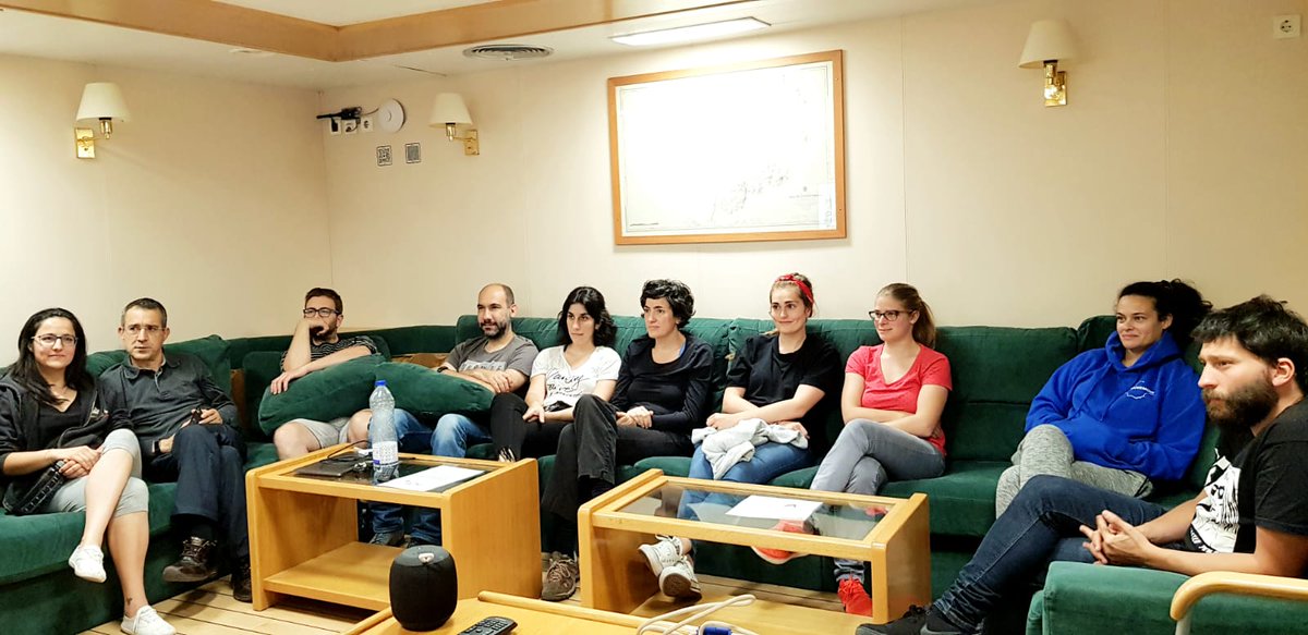 BocatsC's tweet photo. Desde el buque Sarmiento l@s científic@s de @BocatsC  siguiendo la charla “Aida: más que ciencia” en honor a nuestra compañera Aida Fernández Ríos. Se te echa mucho de menos! @RAGalegaCiencia @depo_es @IIM_CSIC https://t.co/eP3LFEPvCM