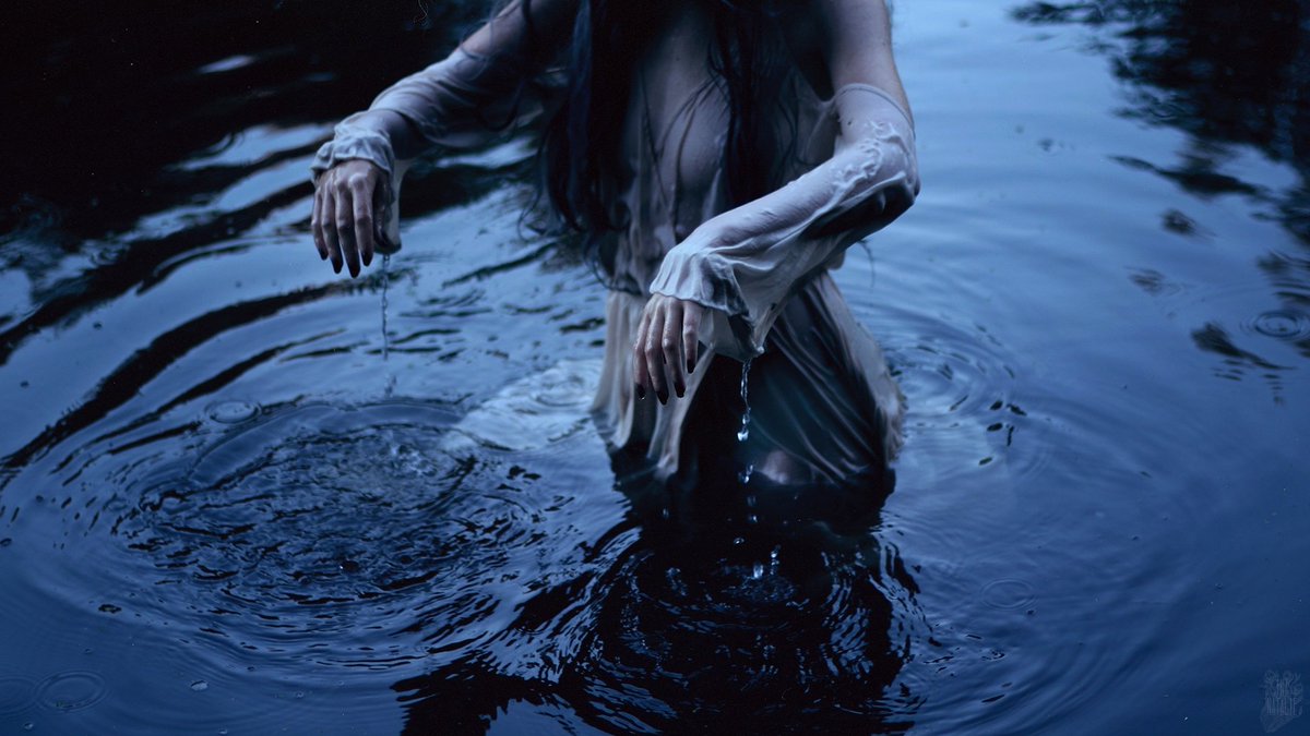 NatalieIna's tweet photo. Sisters of Reflection.
Models - @r_e_i_n_d_e_e_r & @clckwrk_chi
Natalie Ina Photography.
August 2020.
#waterghost #ghosts #darkwater #melancholy #paleness #lakeghost #emotiveportrait #natalieina #natalieinaphotography https://t.co/h7GrpVh5NG