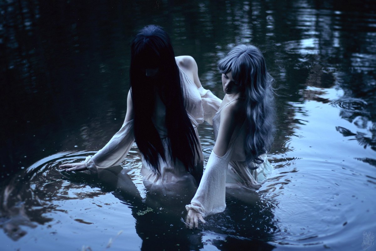 NatalieIna's tweet photo. Sisters of Reflection.
Models - @r_e_i_n_d_e_e_r & @clckwrk_chi
Natalie Ina Photography.
August 2020.
#waterghost #ghosts #darkwater #melancholy #paleness #lakeghost #emotiveportrait #natalieina #natalieinaphotography https://t.co/h7GrpVh5NG