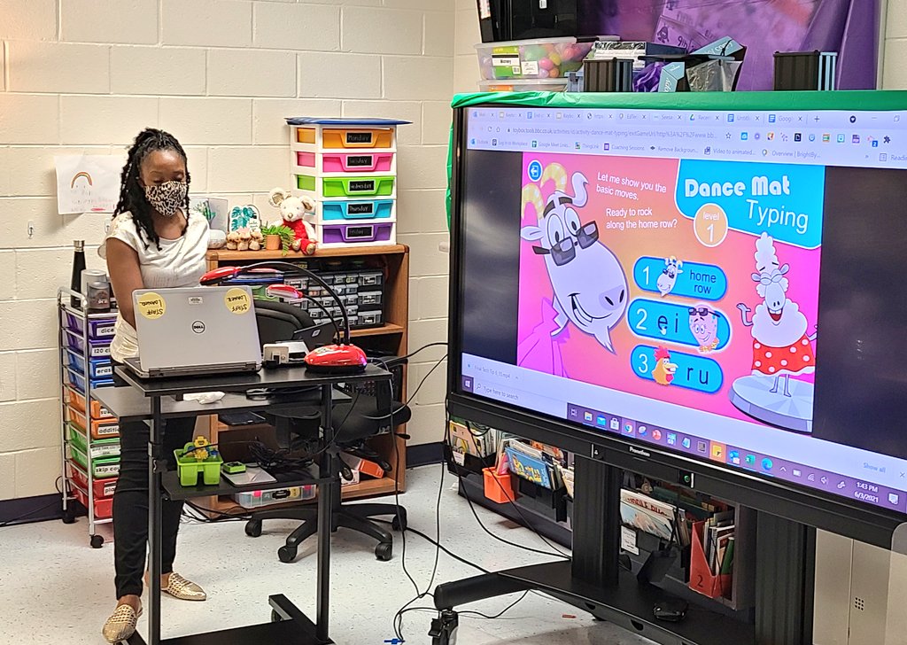 Dr_Mihalik's tweet photo. 2nd graders in @Ms_Shahs_Class learning important keyboarding skills w/ our IFT @sorrymsjacksonw ⌨ @SugarlandES https://t.co/UhatabFouD