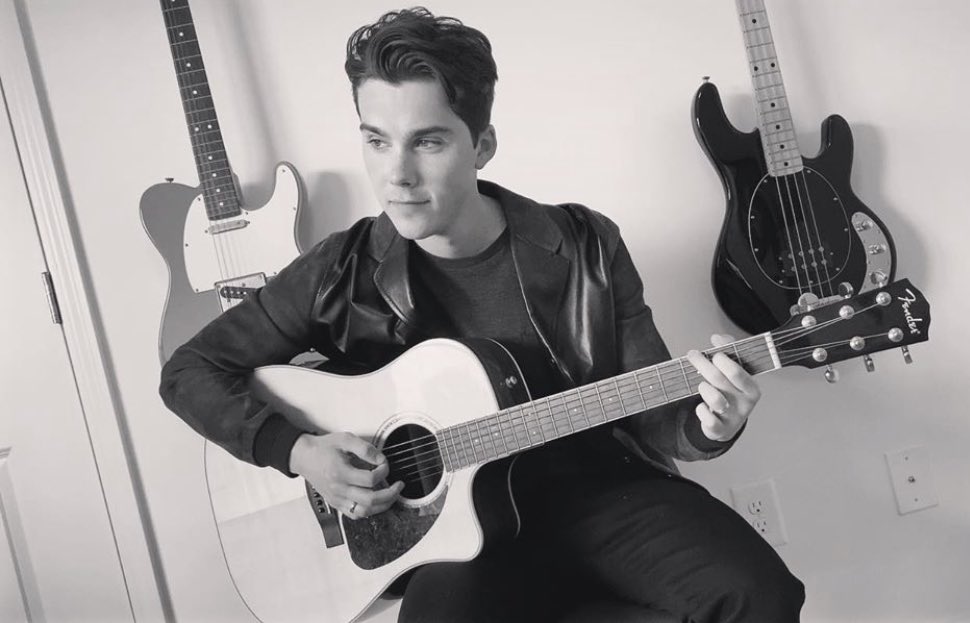 comeonreg's tweet photo. hey guys, what’s up? i’m reggie!!
🐣🧲18, bi, he/bug
🐣🧲taken by blue🥰 @dogboyluke 
🐣🧲shred on bass and occasionally play the piano and sing backup for julie and the phantoms🎸👻
🐣🧲talk to me about star wars👾🛸 https://t.co/OAgjRkUXuZ