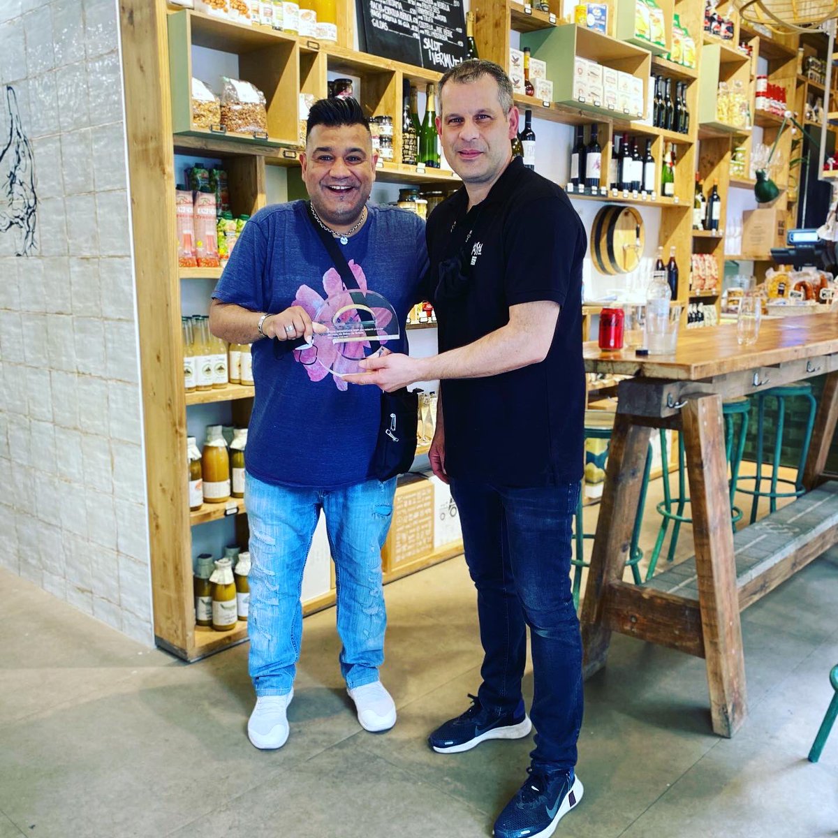 Avuo ens ha visitat <a href="/Sabor_De_Gracia/">Sabor de Gracia</a> i <a href="/SicusCarbonell/">Sicus Carbonell</a> amb el premi <a href="/enderrock/">Enderrock</a> 🥰 salut i Rumba!