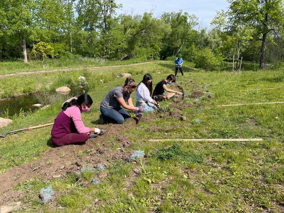 parkschoolbflo's tweet image. In partnership with WNY PRISM, the Park community began the installation of a fence as part of conservancy efforts to manage the invasive Red Swamp Crayfish in the stream. Many thanks to all who helped! #ActiveLearning #AlwaysLeading #SolvingComplexProblems
