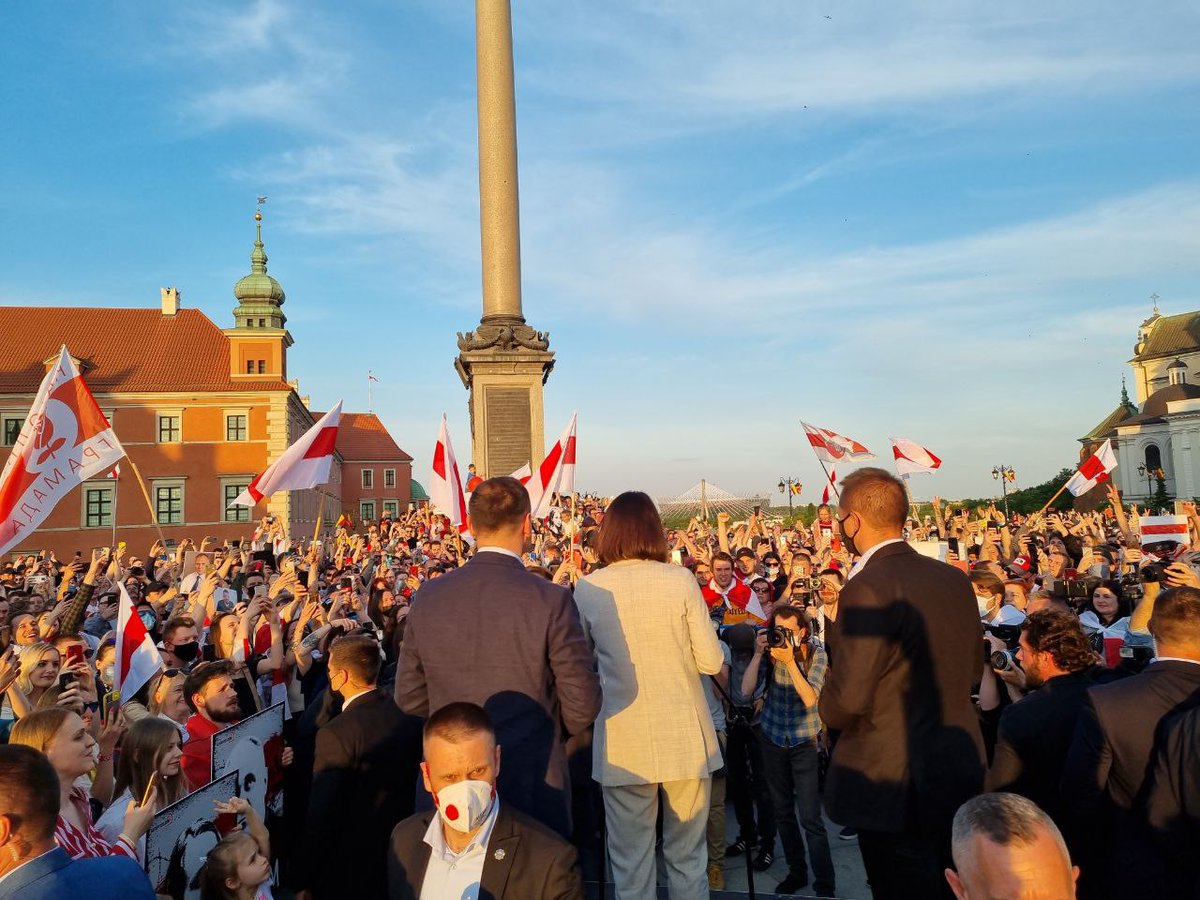 franakviacorka's tweet photo. Thank you, Warsaw, for such a warm reception! Up to two thousand of Belarusians gathered to greet Sviatlana @Tsihanouskaya , Belarus national leader. Many of them were forced to leave when the crackdown started. And each of them works hard to get back home asap. https://t.co/1bfiIZdpeI