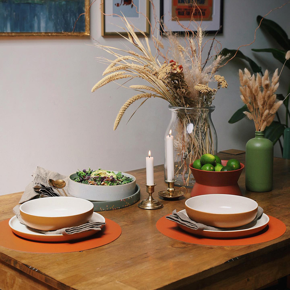 UnisonHome's tweet image. We love how Jessie Ruane combined warm greens and reds to make a perfectly enticing summer table. #dininginspo #summertable #liveinunison