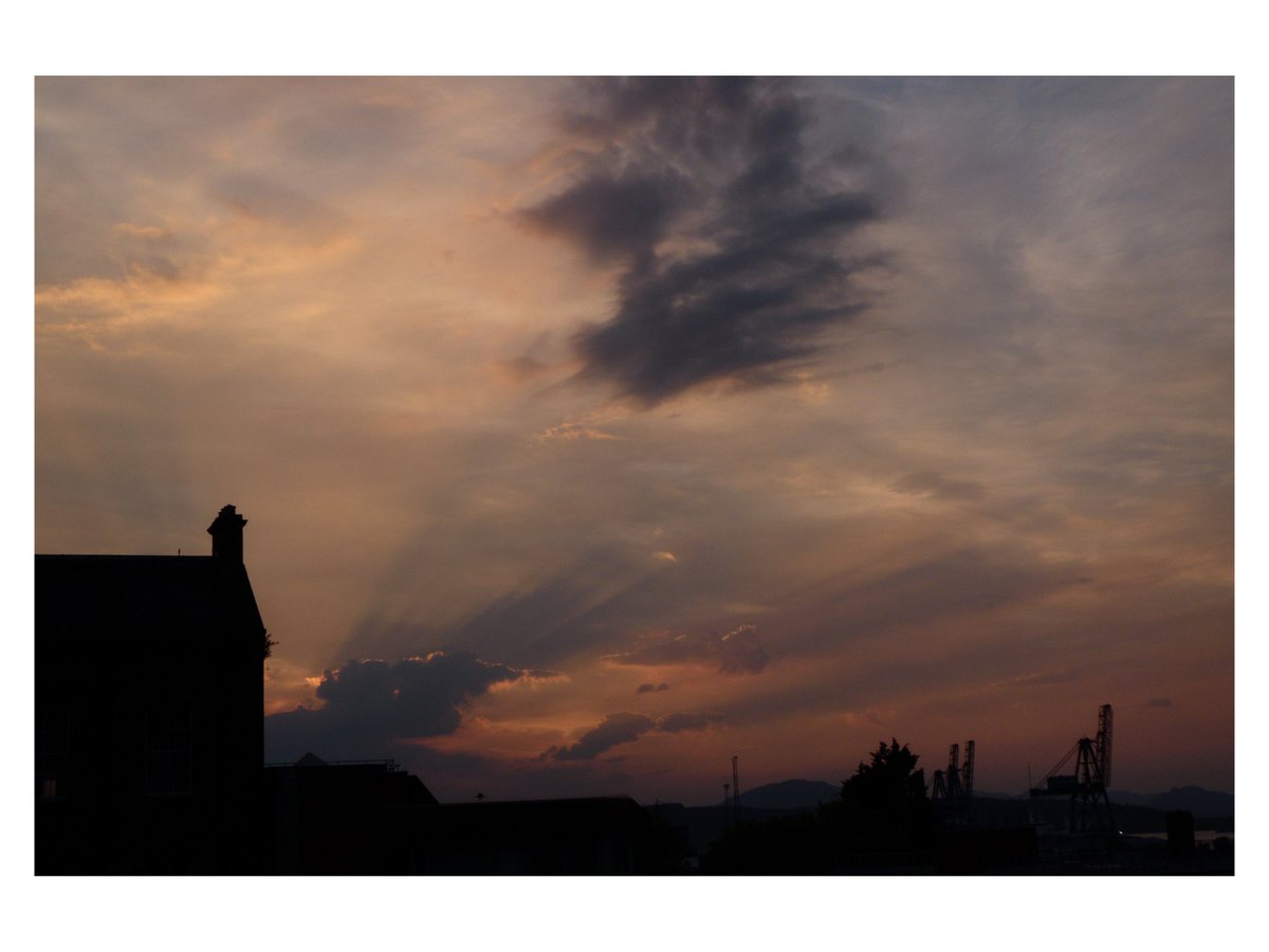 clcart's tweet photo. sunset
@discinverclyde #awindowonscotland #photography #lumixtz95 https://t.co/HXirXVjhkM