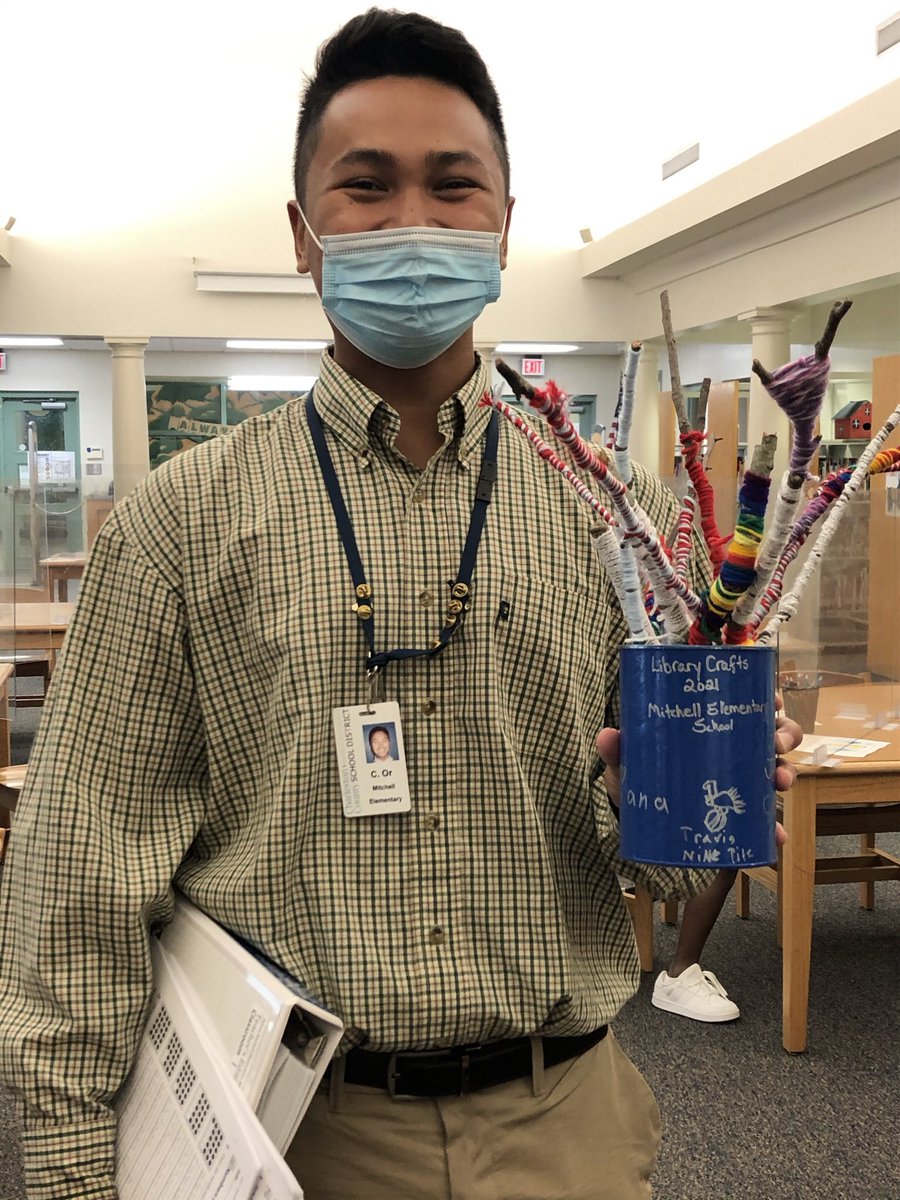 What to do with all the library’s extra yarn? 
Read a fav book &amp; make a yarn stick bouquet for the classroom teacher, <a href="/ExploreWithMrOr/">MiSTER Or</a>! <a href="/VOCALCCSD/">Voices of CCSD’s Amazing Librarians</a> <a href="/CCSDConnects/">CCSDConnects</a> @macbarnett @burstofbeaden <a href="/Makerspaces_com/">Makerspaces.com</a>