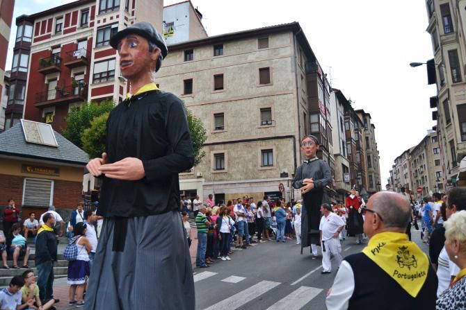 1886ko baserritar bikote erraldoiari bi ERRALDOI BERRI gehituko zaizkio, Mª Díaz de Haro eta Lope García de Salazar izango dira protagonistak.

A la pareja gigante de aldeanos de 1886 se unirán dos NUEVOS GIGANTES Mª Díaz de Haro y Lope García de Salazar.

#portugalete700