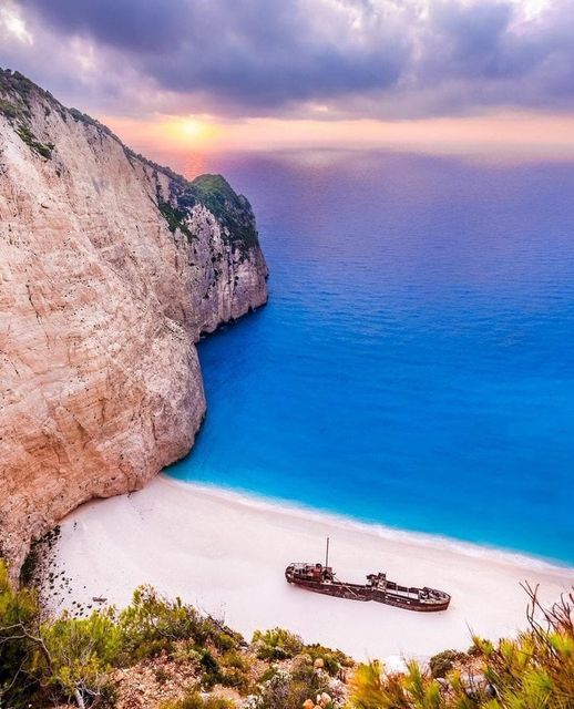 Navagio Plajı...
Yunanistan'ın batısında, İyonya Denizi'nde yer alan kayalık bir koy. 
Burasının sahilinde batık bir gemi de yer almıyor.
Buraya ulaşmak için deniz yolu dışında bir seçenek bulunmuyor.

#İsland #Greece #BeautifulWorls #Çarşamba #Naturalovers