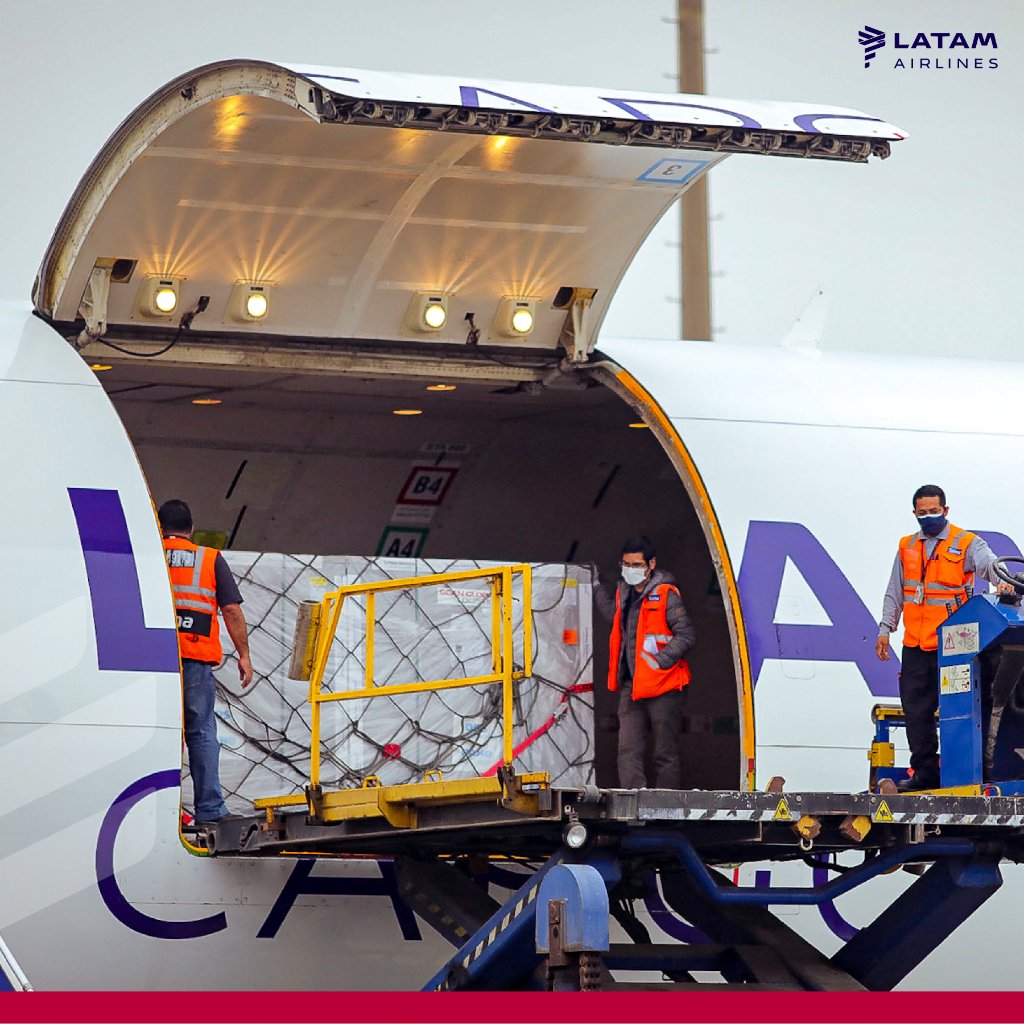 LATAM_PER's tweet photo. El 29 de mayo trasladamos junto al @Minsa_Peru y a #ScanGlobalLogistics 511.200 dosis de vacunas COVID-19 desde Ámsterdam hasta Perú. Continuamos poniendo a disposición de las autoridades nuestra conectividad, por la salud de todos los peruanos. #EsoQueNosHaceVolar. https://t.co/k9zqbX7a1a