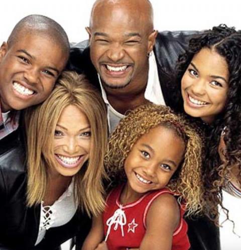 CerfiaFR's tweet image. 🗣 DÉBAT | Suite à un débat sur les #séries télévisées sous une de nos publication, #ConflitsFrance vous propose un petit #duel ! 

🔁 RT pour Malcom 
♥️ LIKE pour Ma famille d’abord