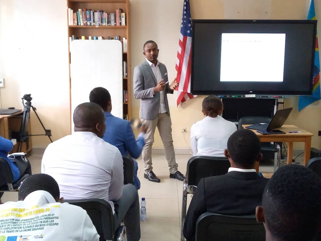 YaliRDC's tweet photo. 27 05 21
#OCGL & @YaliRDC ont organisé 1e conférence à l'occas° d la J.I.des Espèces menacées
Thème : "La jeunesse congolaise face aux enjeux de la crise planétaire & d la biodiversité"
Ces assises ont connu la participat° des jeunes leaders des organisat° environnementales. https://t.co/n2EiHdaSYF