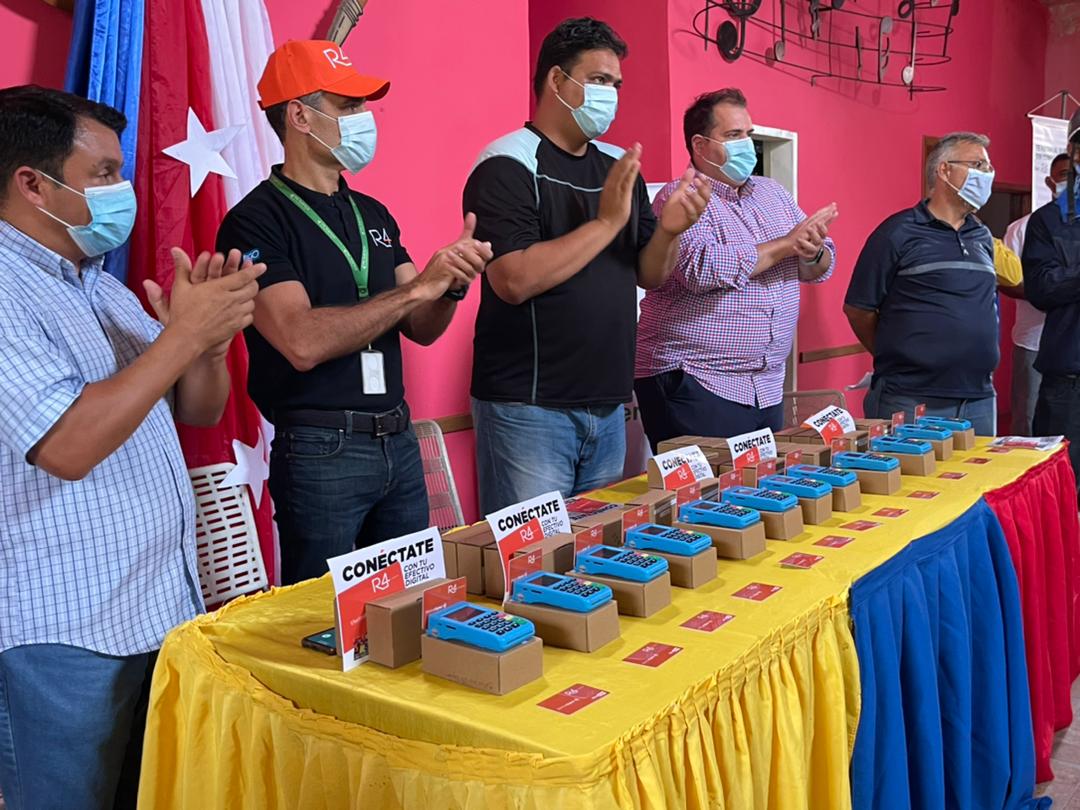 mujica_mbsptv's tweet photo. #SeguimosAvanzando!!! Este #01Jun estuvimos junto al alcalde @LoveraErikAlc y @mibancove en el Mcpio. Paz Castillo #Miranda haciendo entrega puntos del sistema de Pago Digital del pasaje #R4Transporte para las y los transportistas.
#AguilaCentenaria 
#RescateVictorioso https://t.co/B60S2LgASf