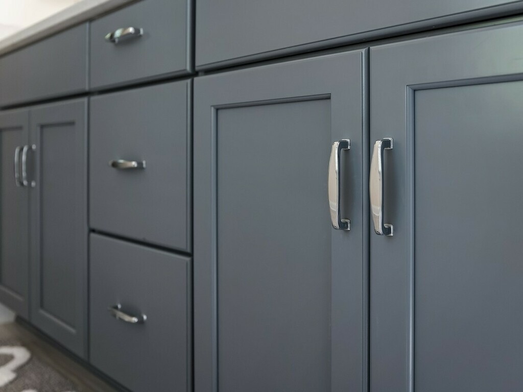 reicokitchnbath's tweet image. Polished Chrome pulls. 
Blue gray finish. 
Shine. On. 😊

#hardwareresources #Milan #polishedchrome #lagoonfinish #merillat  #bathroominspirations 
#reicokitchenandbath instagr.am/p/CPl4QqTHb3-/