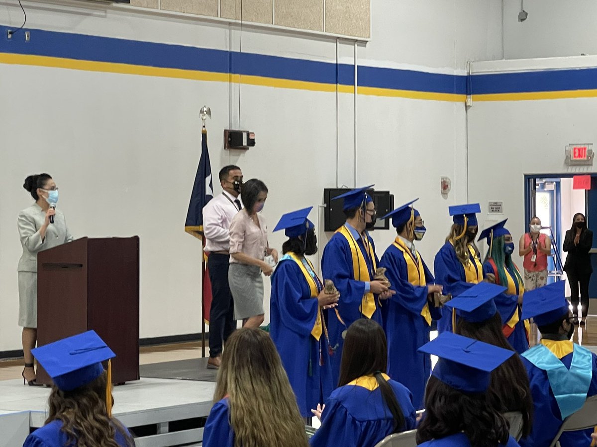 SanElizarioISD's tweet image. San Elizario High School 2021 Rose Ceremony. A San Elizario tradition. #sehsthebest #SanEliNation