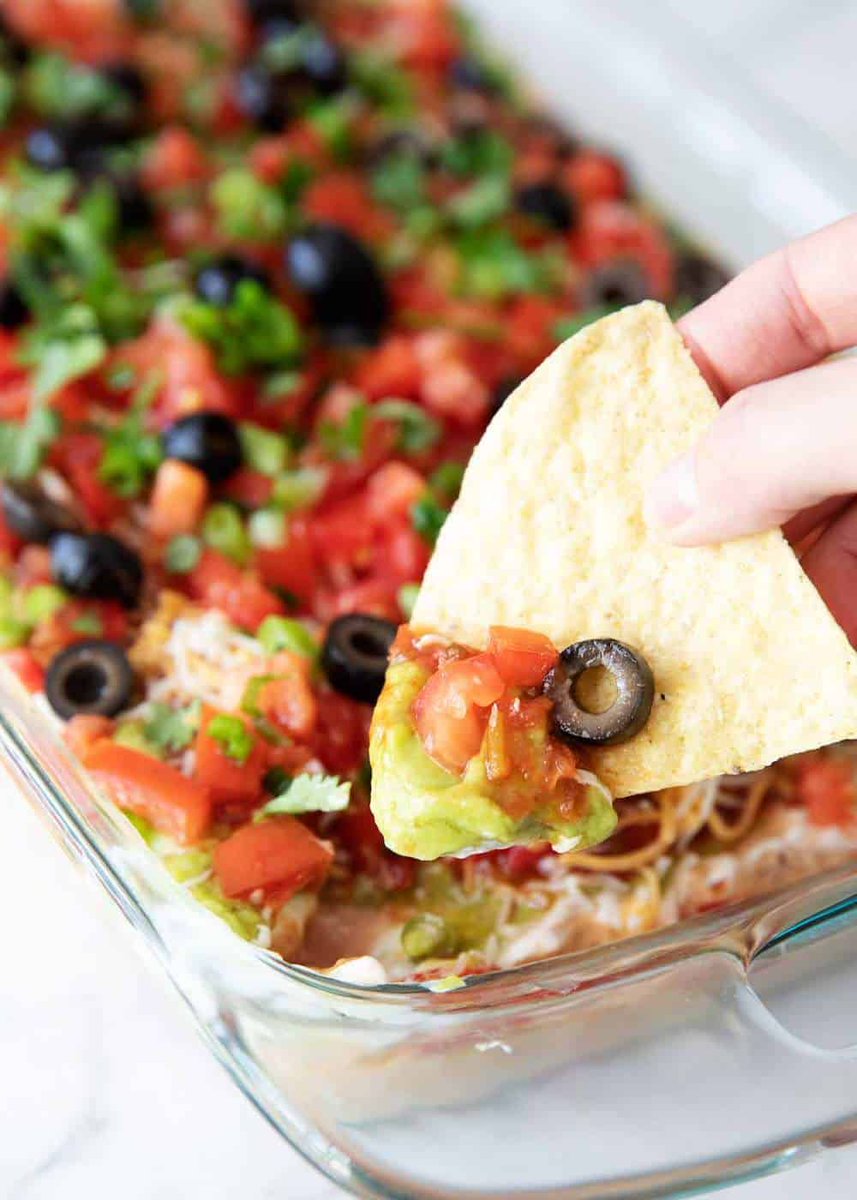 7 delicious layers of salsa, guacamole, sour cream, beans, cheese, tomatoes and olives. The perfect appetizer for game day or a friends get-together. People will gather around this 7 layer dip until it’s gone! buff.ly/2Jz1kWw