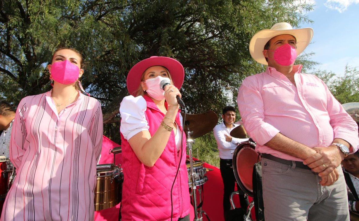 FXMQueretaro's tweet photo. El distrito 7 cuenta con una mujer comprometida que quiere llevar tu voz al congreso! Este 6 de junio dale la confianza a @ElyWeraOficial y tu voto al Rosa!! Vota con FUERZA #FuerzaPorMéxico #FuerzaPorQuerétaro #MujeresConFuerza #OlaRosa https://t.co/bSOnKQuZZO
