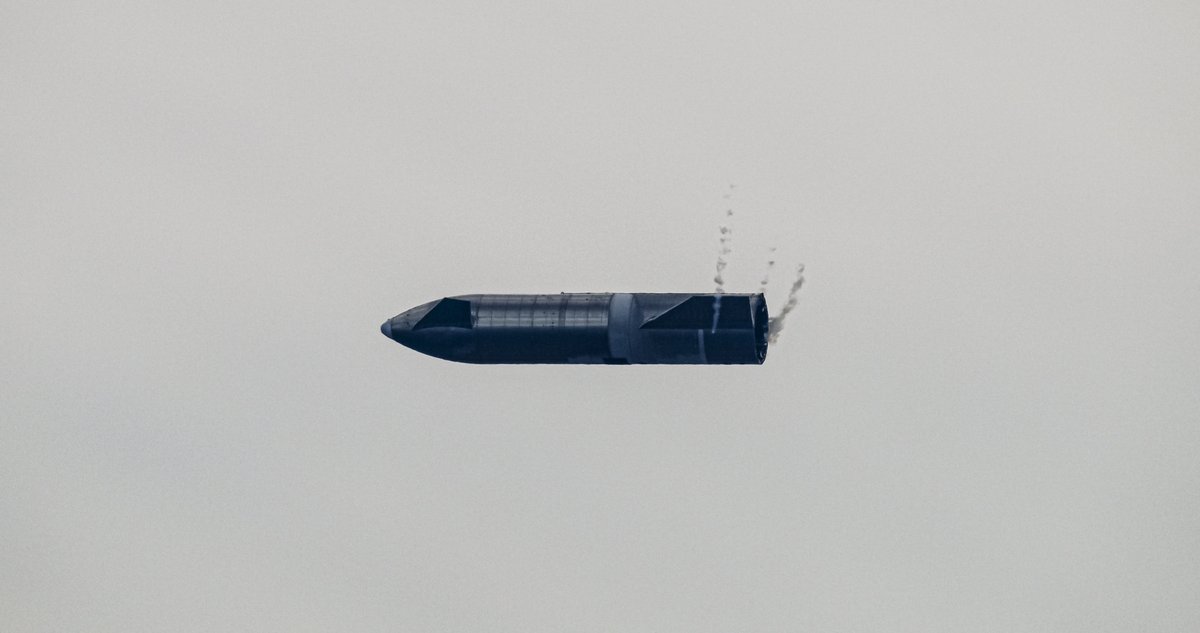 PPathole's tweet photo. The goal of Starship is to have 3 flights per day on an average, so about a 1000 flights per year. 

Can't get my mind wrapped around that we'll be seeing 3 Starships leave Earth everyday in the future.

SpaceX is turning all the sci-fi movies I've seen in reality @elonmusk 🤯 https://t.co/6gOxnN0sSN